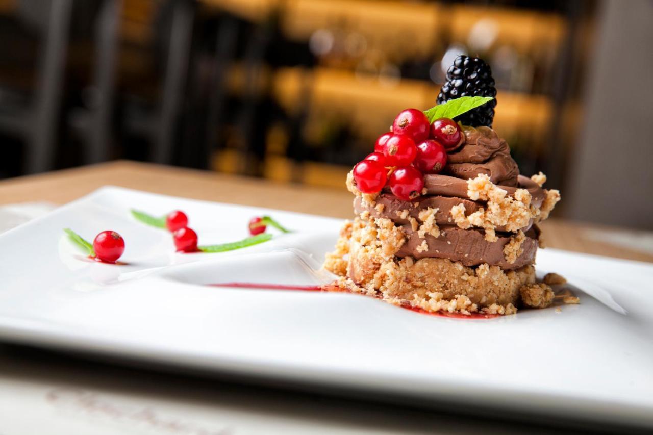 엑셀시오르 호텔 테살로니키 외부 사진 A chocolate dessert