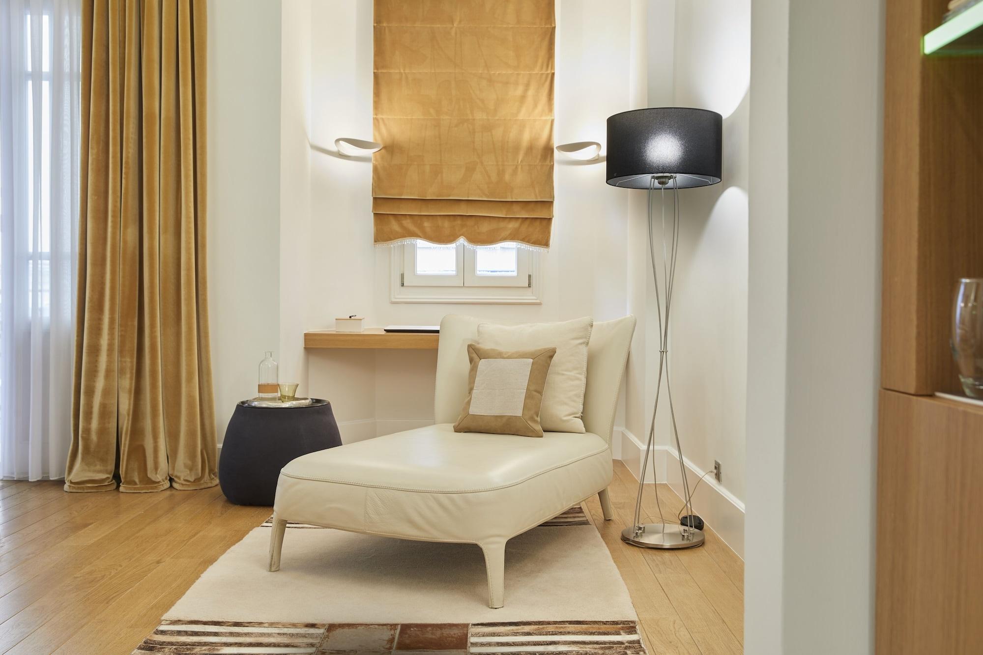 엑셀시오르 호텔 테살로니키 외부 사진 A floor lamp
